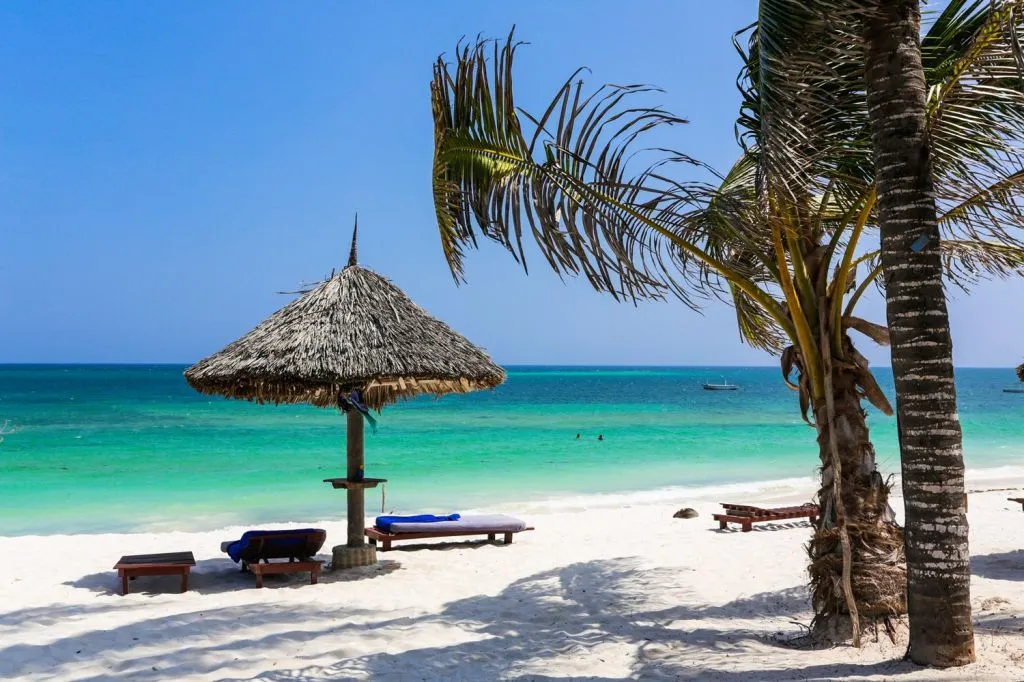 Pláž s palmami a tyrkysovým mořem ve Watamu
