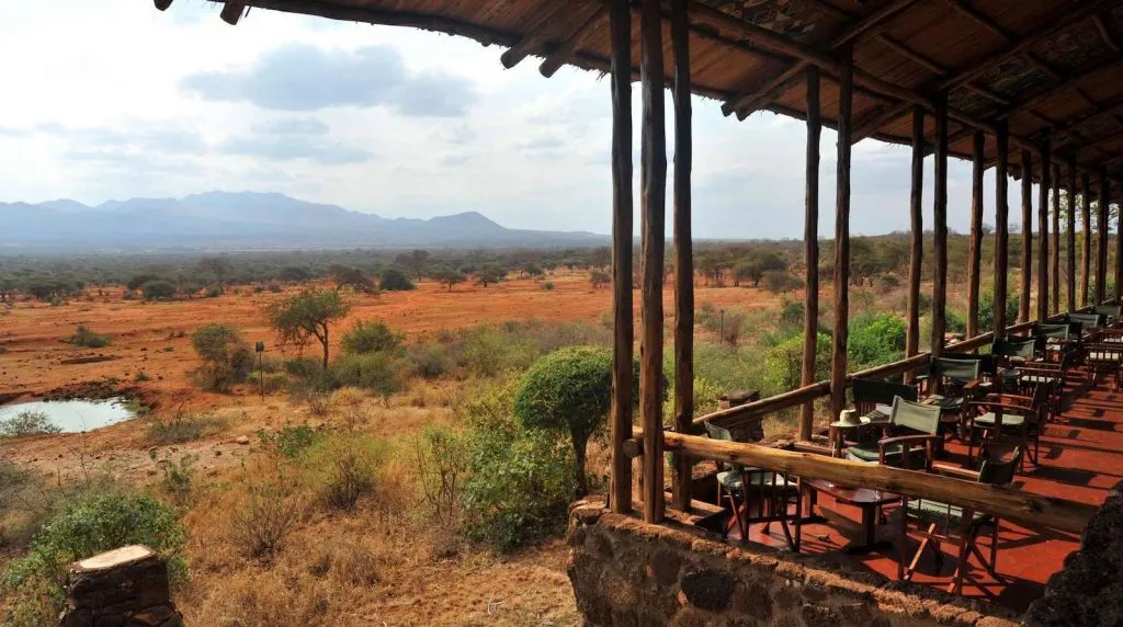 Terrazza di un lodge affacciata sulla savana di Tsavo